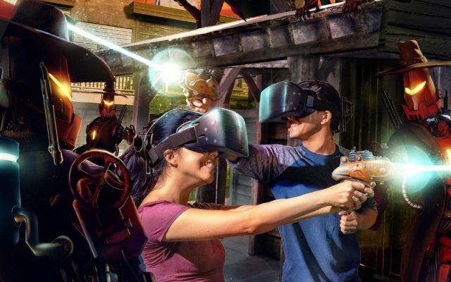 Khách tham gia game giải trí mô phỏng tại khu phức hợp