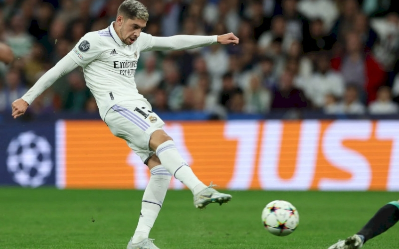 Cơ chế dịch chuyển trọng tâm qua các giai đoạn sút bóng