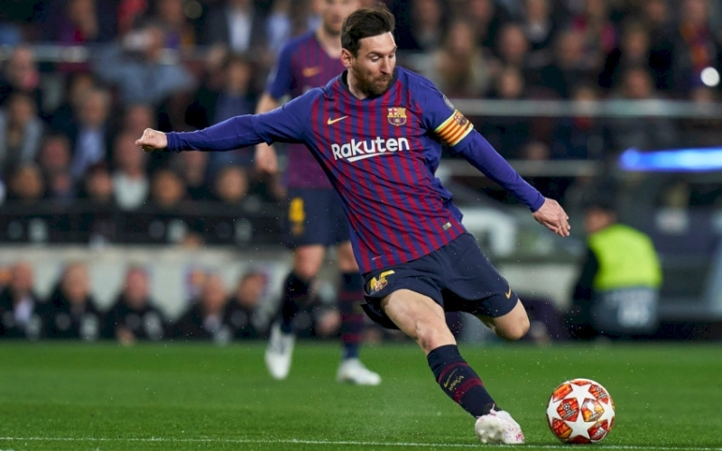 Phân tích cơ học Sự dịch chuyển trọng tâm cơ thể khi thực hiện các cú sút xa uy lực