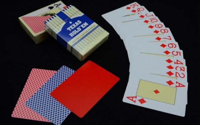 Tìm hiểu về lịch sử ra đời của những quân bài nhựa đầu tiên