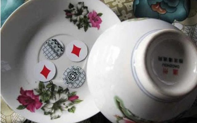 Trò chơi xóc đĩa dân gian và không khí náo nhiệt trong các lễ hội truyền thống