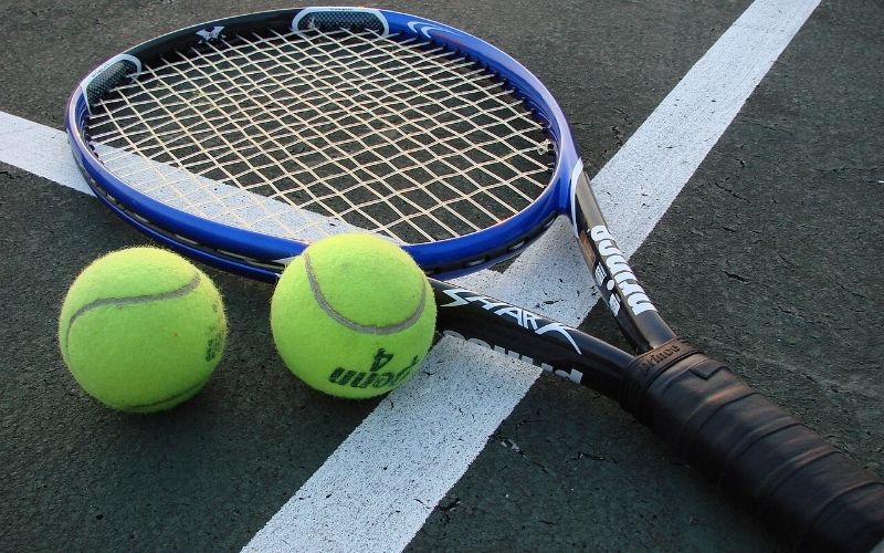 Cách chọn vợt tennis phù hợp với lối chơi và lực cổ chân