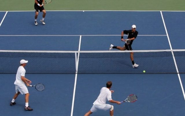 Sự khác biệt giữa luật thi đấu đơn và thi đấu đôi tennis