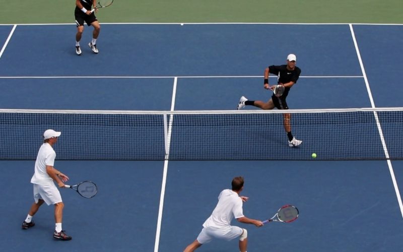 Sự khác biệt giữa luật thi đấu đơn và thi đấu đôi tennis