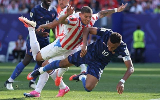Tường thuật trực tiếp những tình huống tranh chấp bóng quyết liệt tại World Cup 2026
